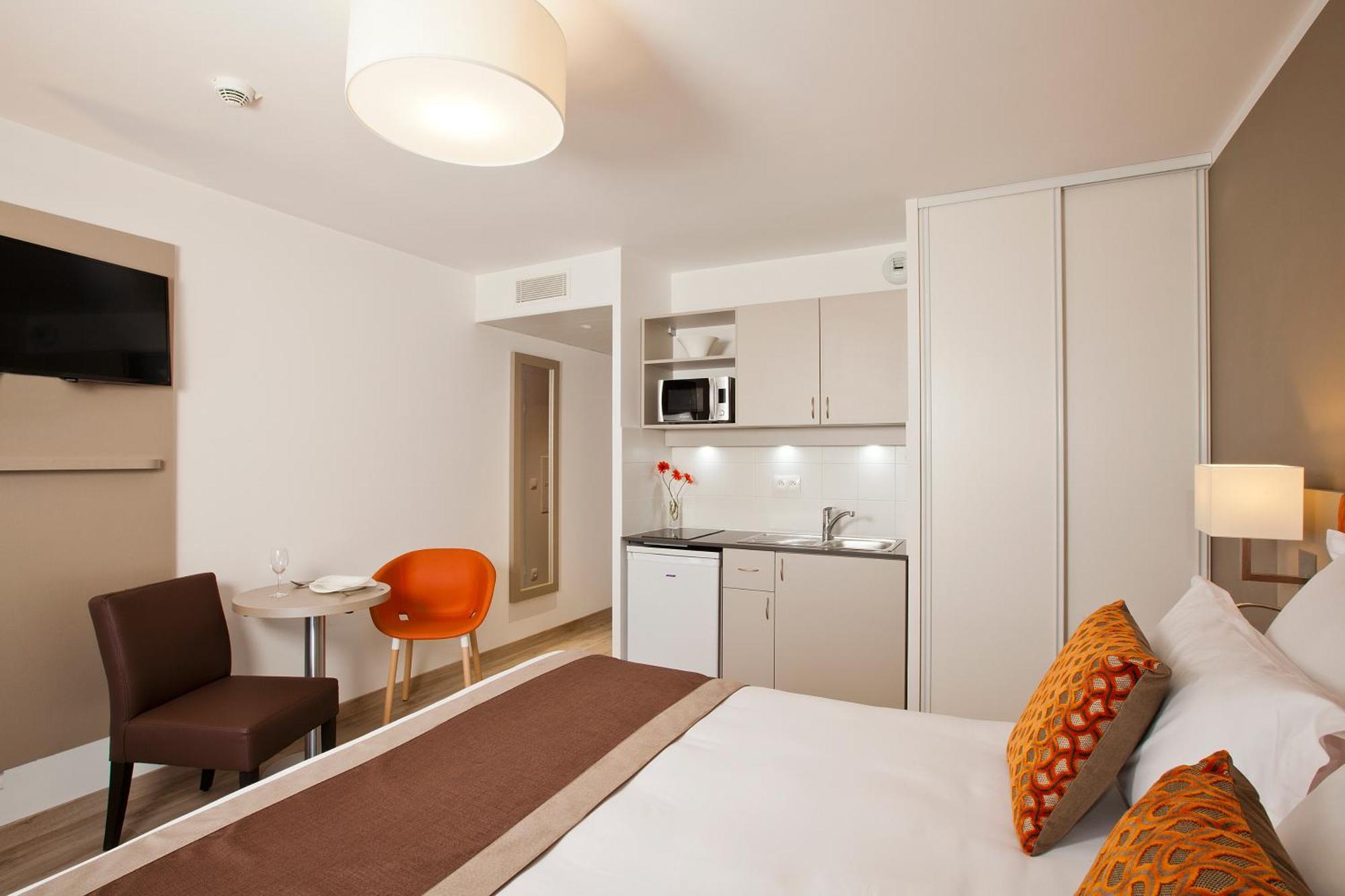 Studio with Double Bed or Twin Beds